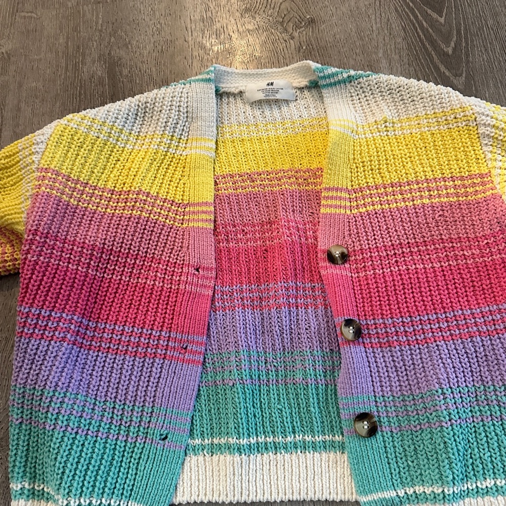 Girls adorable H&M Sweater. Like New!! My daughter wore only 2 times.